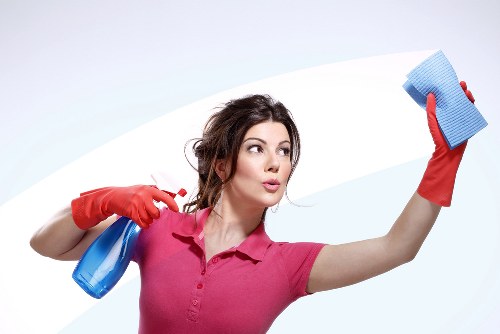 Deep cleaning a Bermondsey bathroom during a move-out service